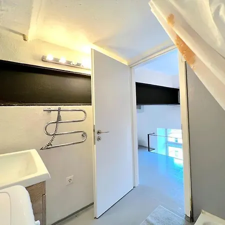 Minimalistic Style Loft In The City Center شقة